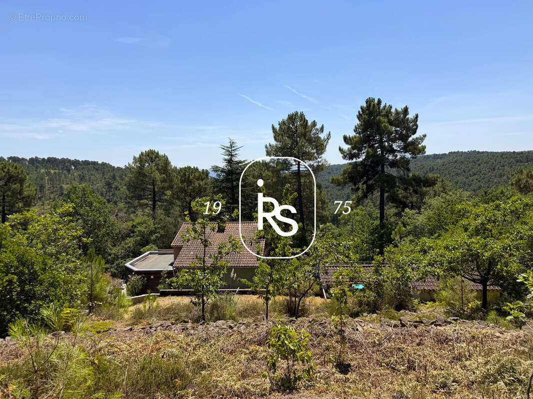 Une lumineuse maison en bois de 143 m2 habitables au milieu d’un terrain arboré de 3407 m2 avec piscine et dép - photo 4