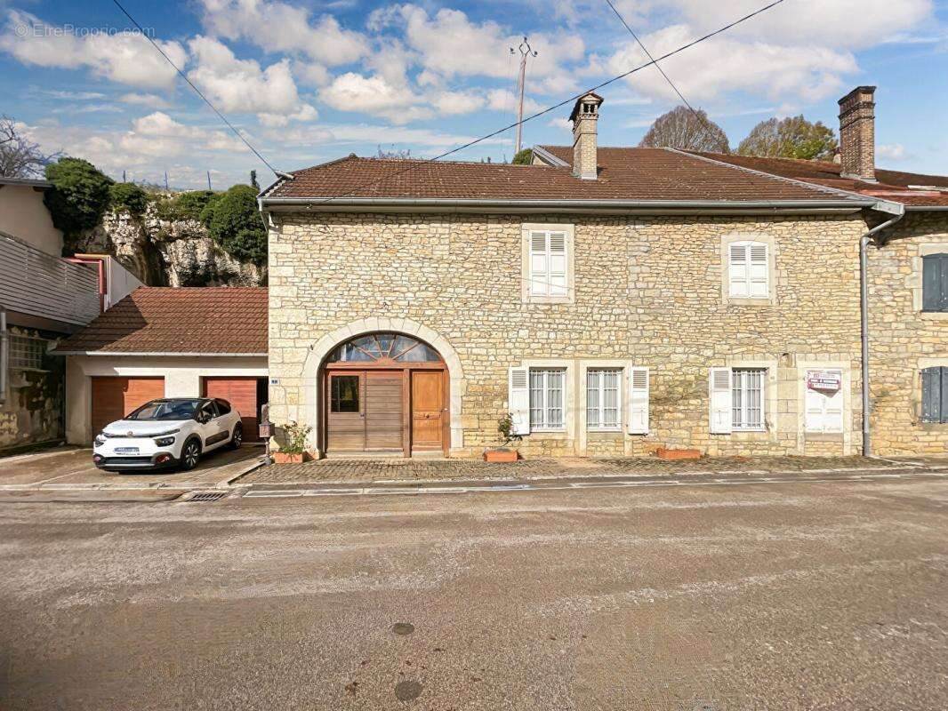 Port-Lesney - Maison en pierre de caractère - 215 m² habitables - 8 pièces - 3 chambres- Terrain 944 m² - photo 4