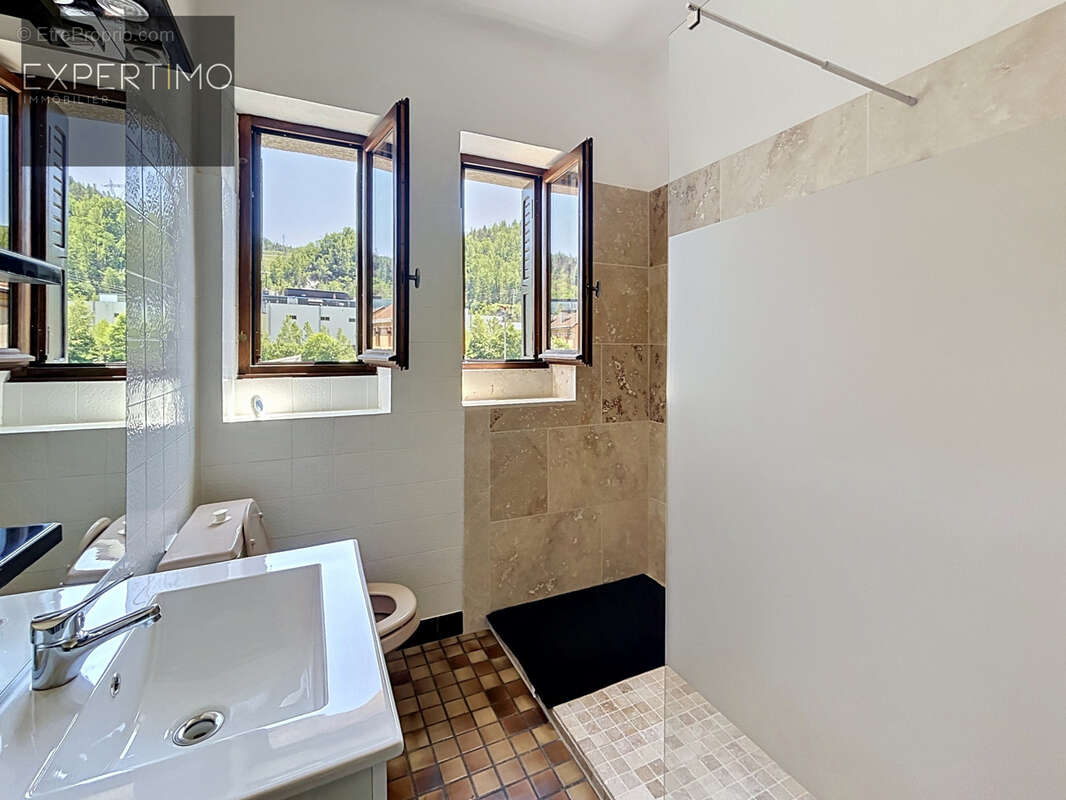 Maison avec potentiel sur deux niveaux   garage et stationnements   Vivier-Pont - photo 8