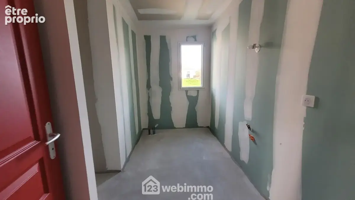 Une salle de bain à aménager, emplacement baignoire
