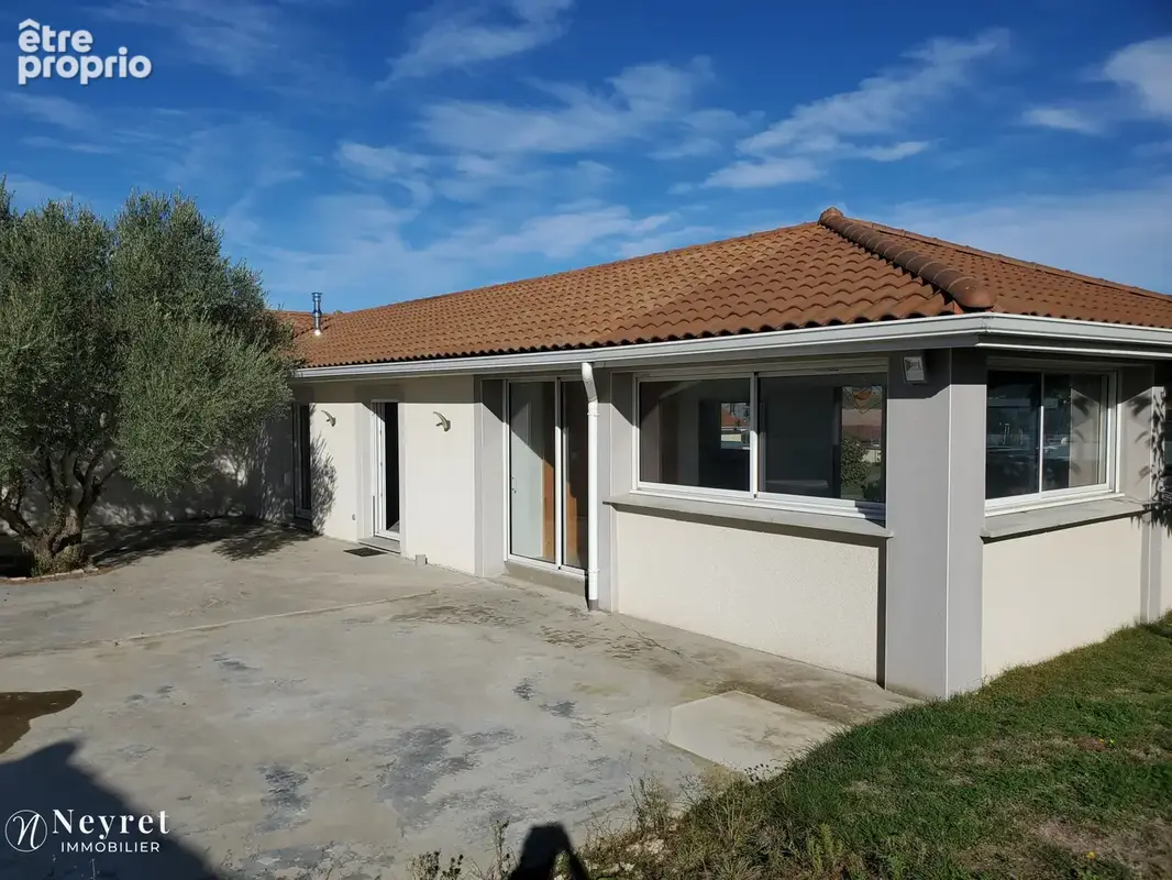 Maison 8 pièces 202 m² à vendre à Saint-Medard-En-Forez (42330) - photo 2