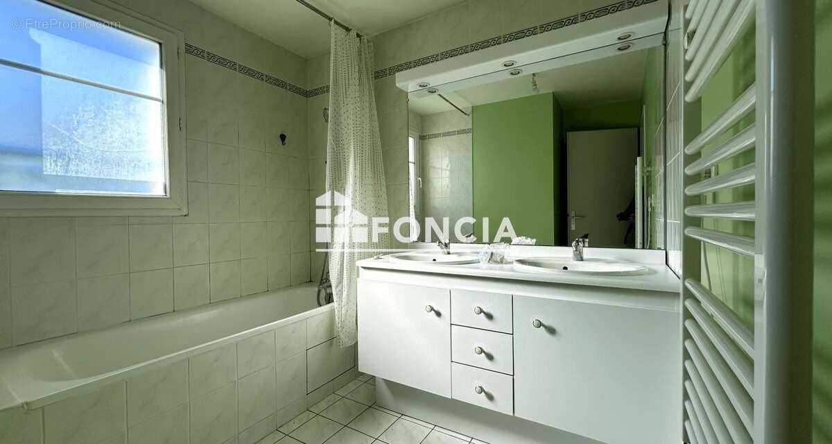 Maison à SAINT-PIERRE-DU-PERRAY