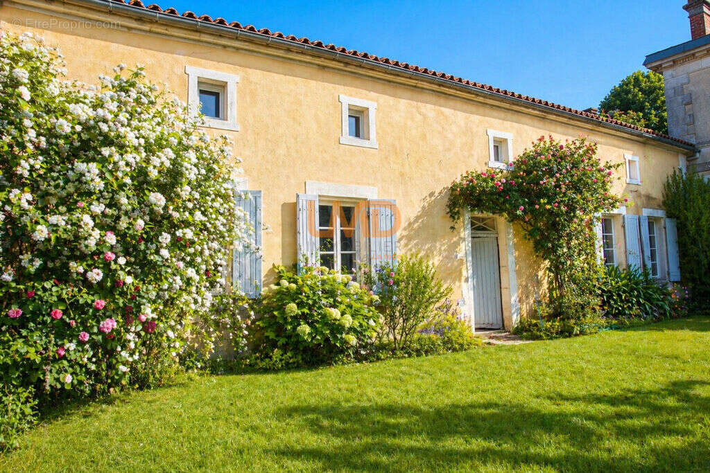 Maison à SALIGNAC-SUR-CHARENTE