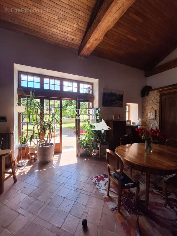 Maison 230 m² à Bourdeilles  - photo 6