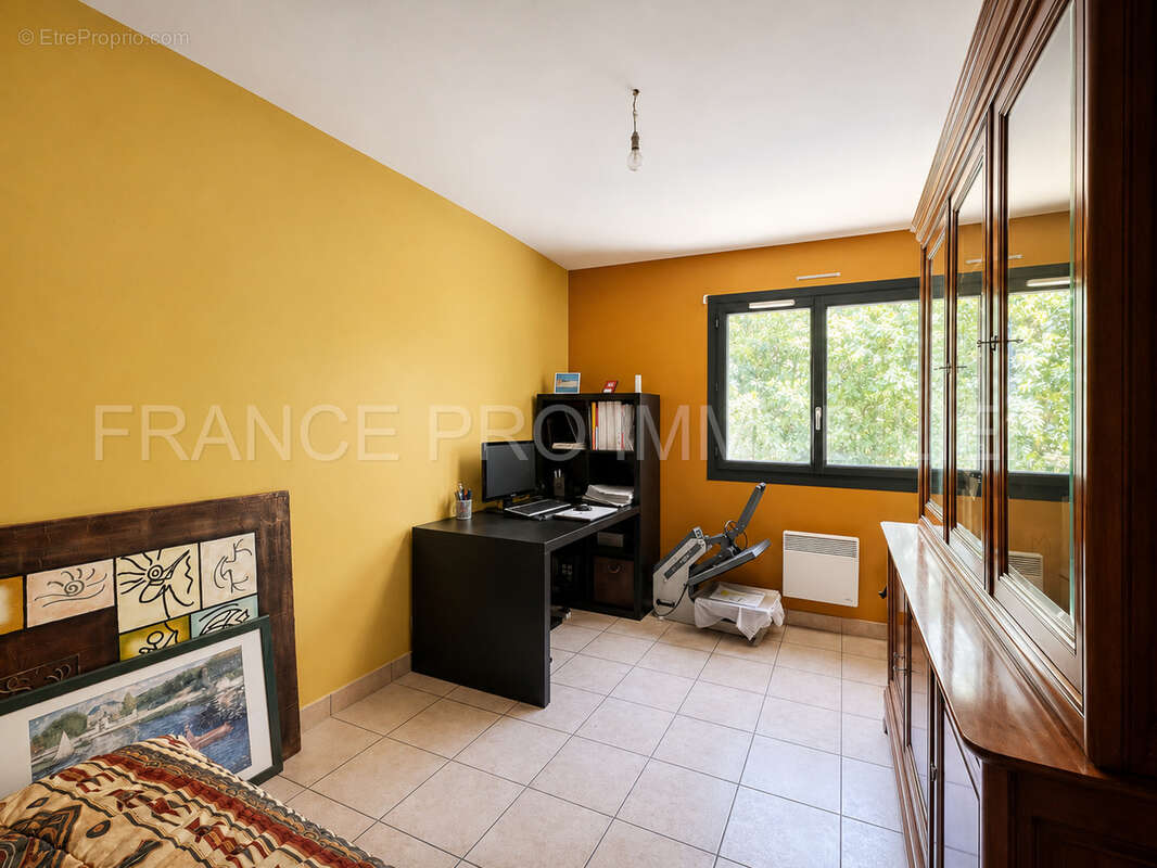 Spacieuse maison familiale de 165 m2 avec 5 chambres, 2 garages et jardin - photo 8