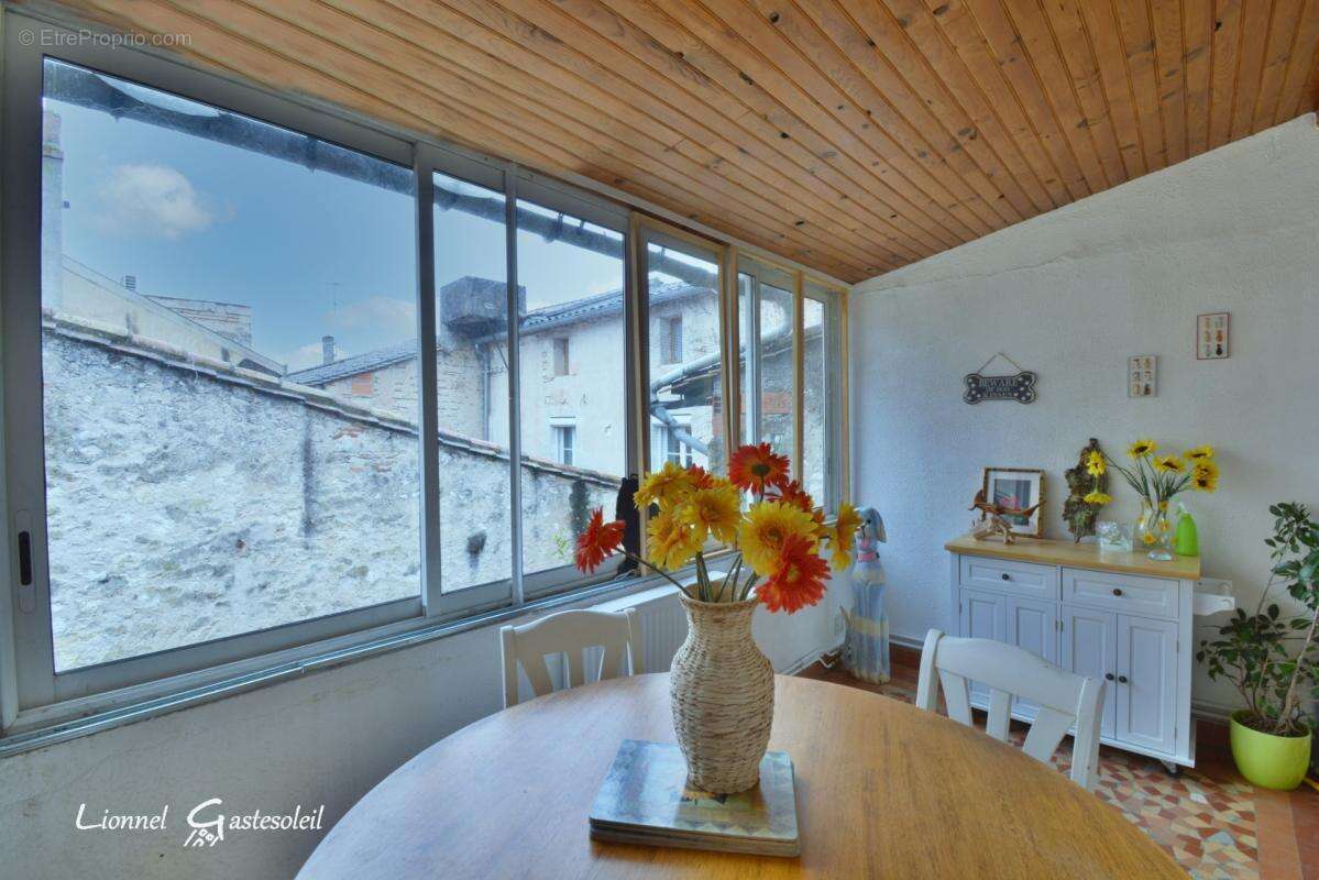 Immeuble rénové avec local commercial sur la commune de Sainte Foy la Grande (33) - photo 6
