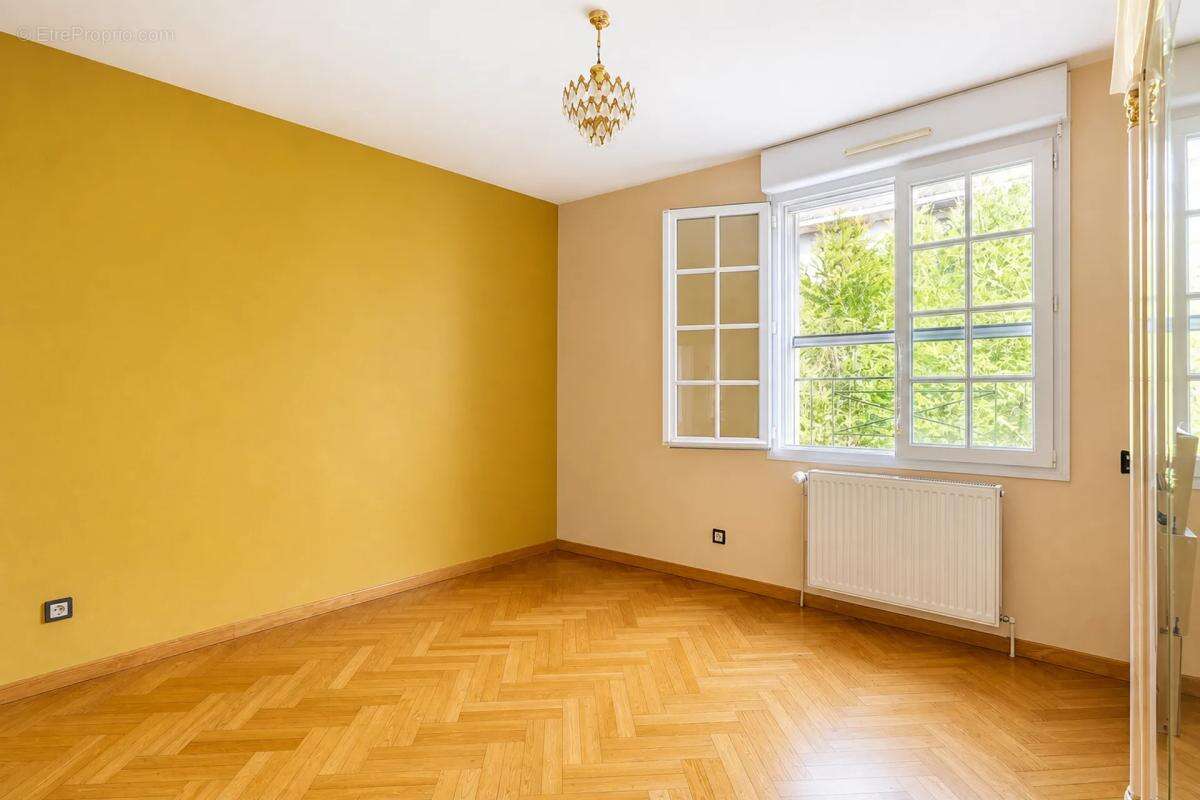 Maison individuelle de 7 pièces de 220m² en vente à Sarcelles - Idéal pour les familles - photo 9
