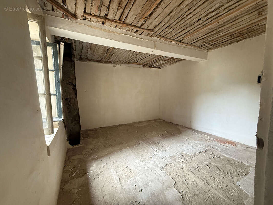 Maison à LA ROQUE-D&#039;ANTHERON