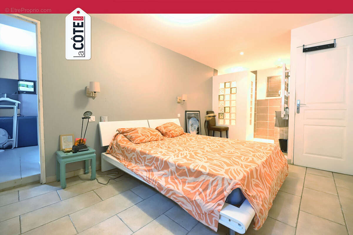 Maison à SAINT-MITRE-LES-REMPARTS