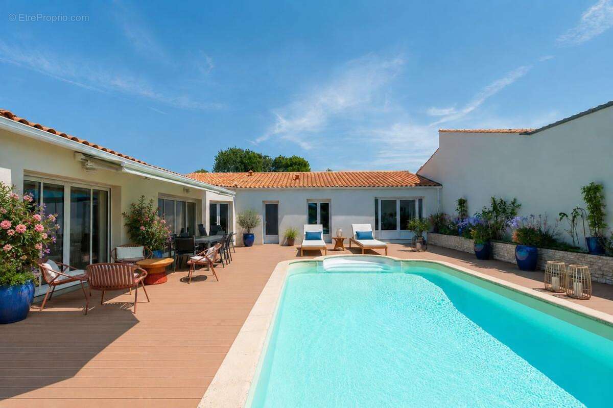 Nieul sur Mer - Maison plain-pied 153 m² - 5 chambres - garage - piscine - photo 5