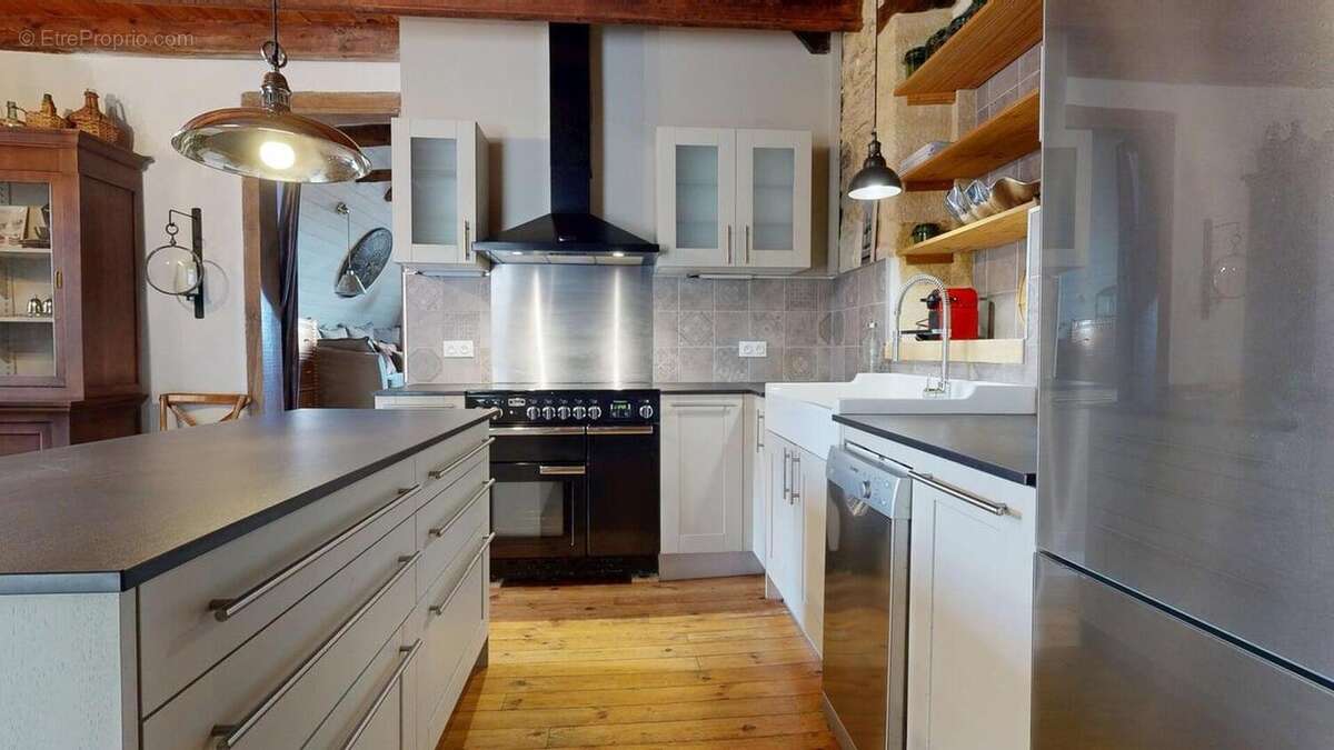 EXCLUSIVITE LABEL PIERRES. L'Élégance Discrète d'une Maison de Village, avec tous commerces - photo 3