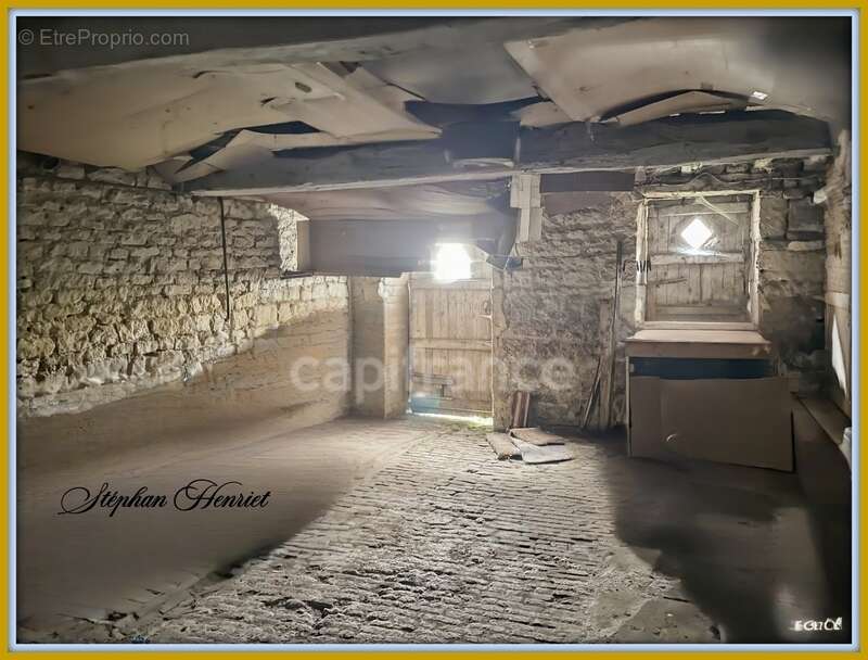 Maison en pierre à rénover – Fort potentiel – Thin-le-Moutier (08) - photo 10