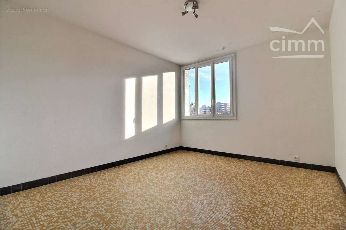 A VENDRE - T2 avec balcon, cave et ascenseur - photo 5