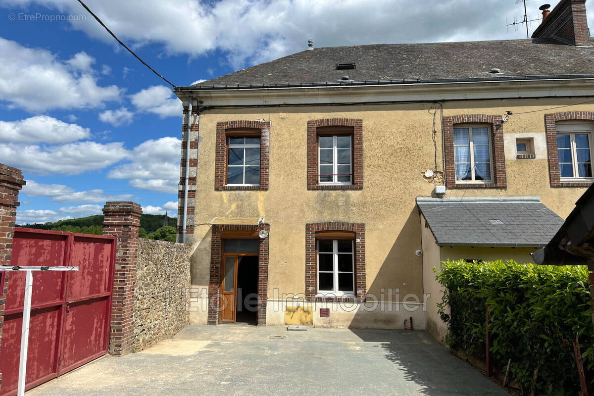 Maison à LA CHAPELLE-MONTLIGEON