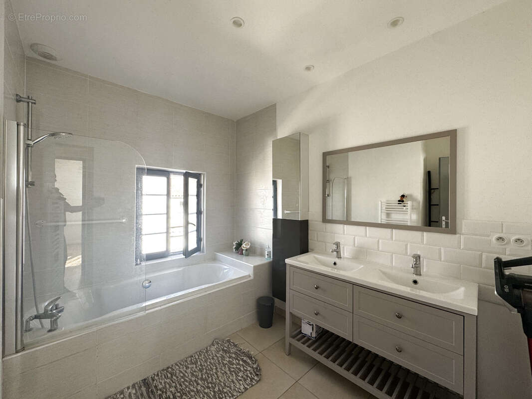 À Coursan, Bel appartement avec jardin et terrasse - photo 9