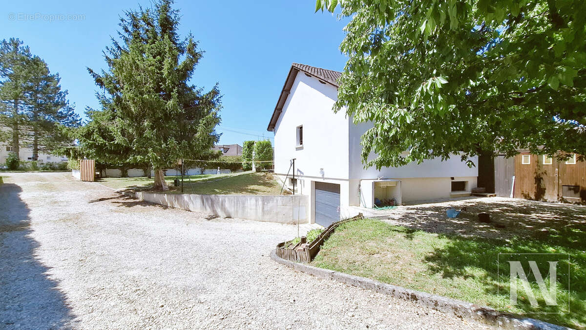 Cadre résidentiel recherché pour cette maison familiale pleine de charme - photo 5