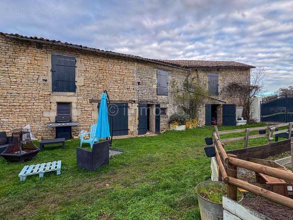 Maison à CHEF-BOUTONNE