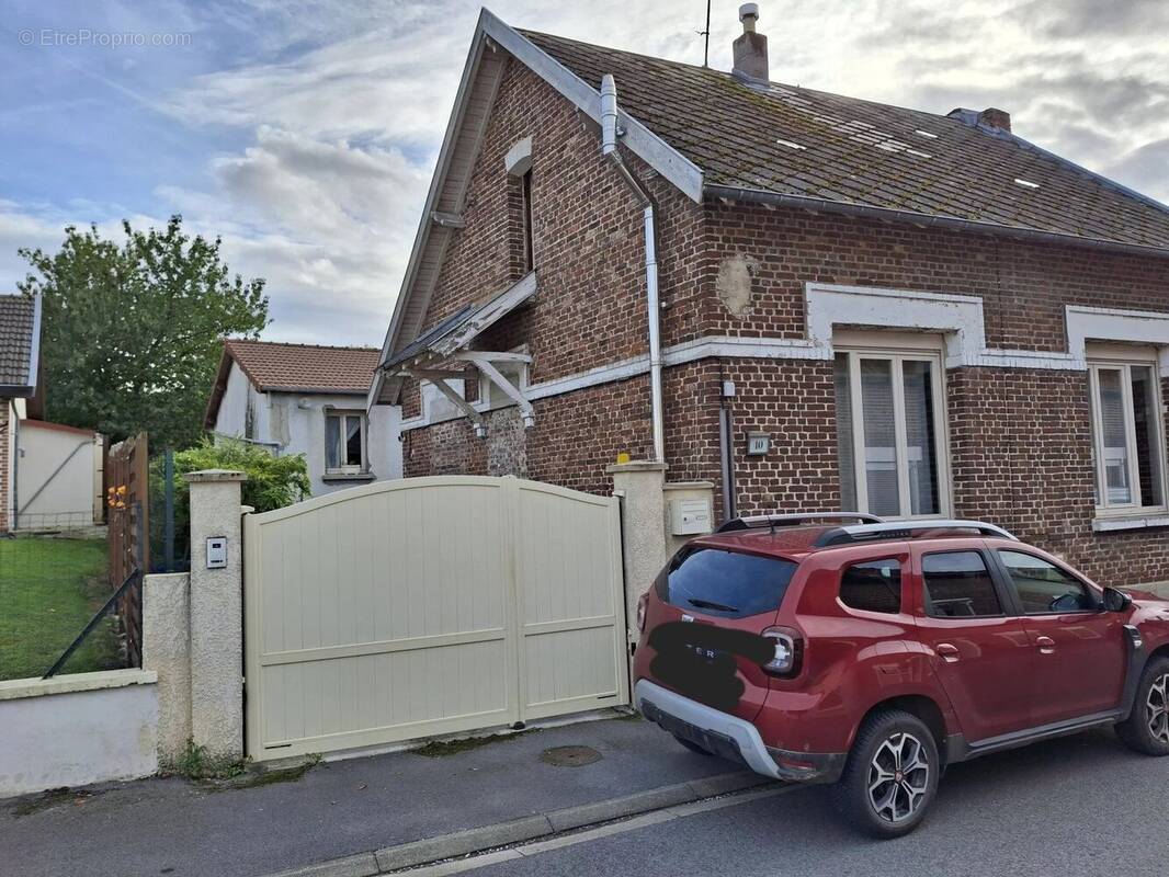 Maison à MONTESCOURT-LIZEROLLES