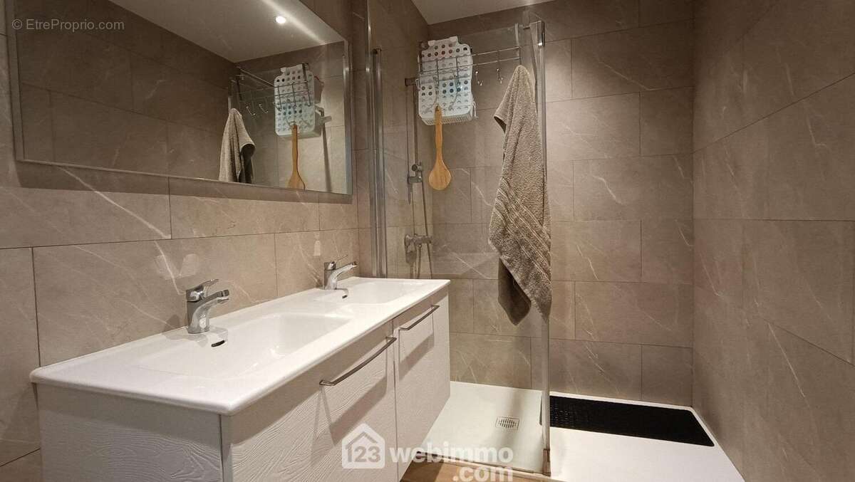 salle d&#039;eau avec meuble double vasque - Appartement à VERDUN