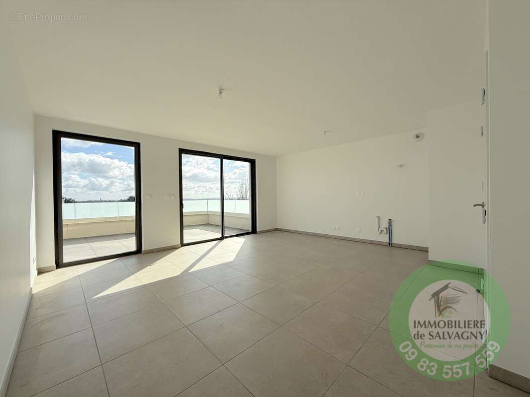 Appartement à LA TOUR-DE-SALVAGNY