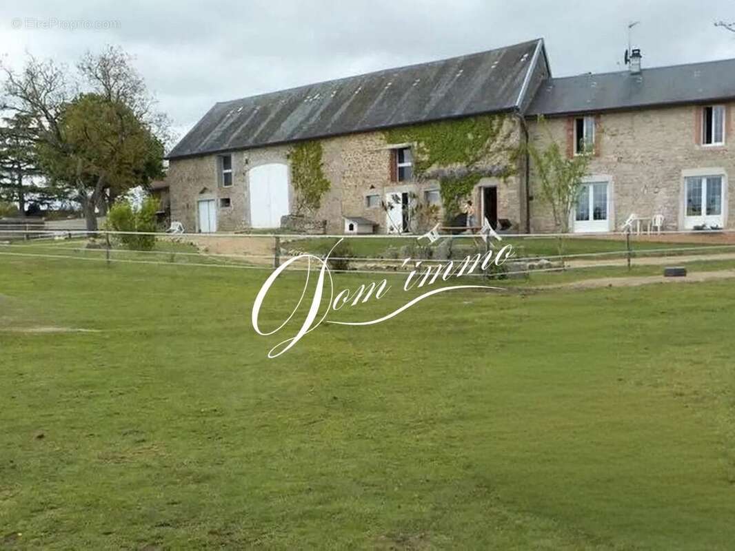 Maison à LA ROCHE-EN-BRENIL