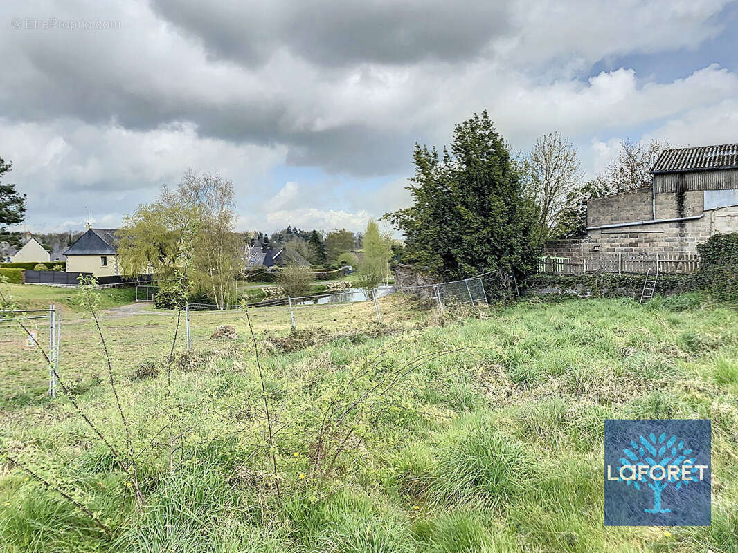 Terrain à LOUVIGNE-DU-DESERT