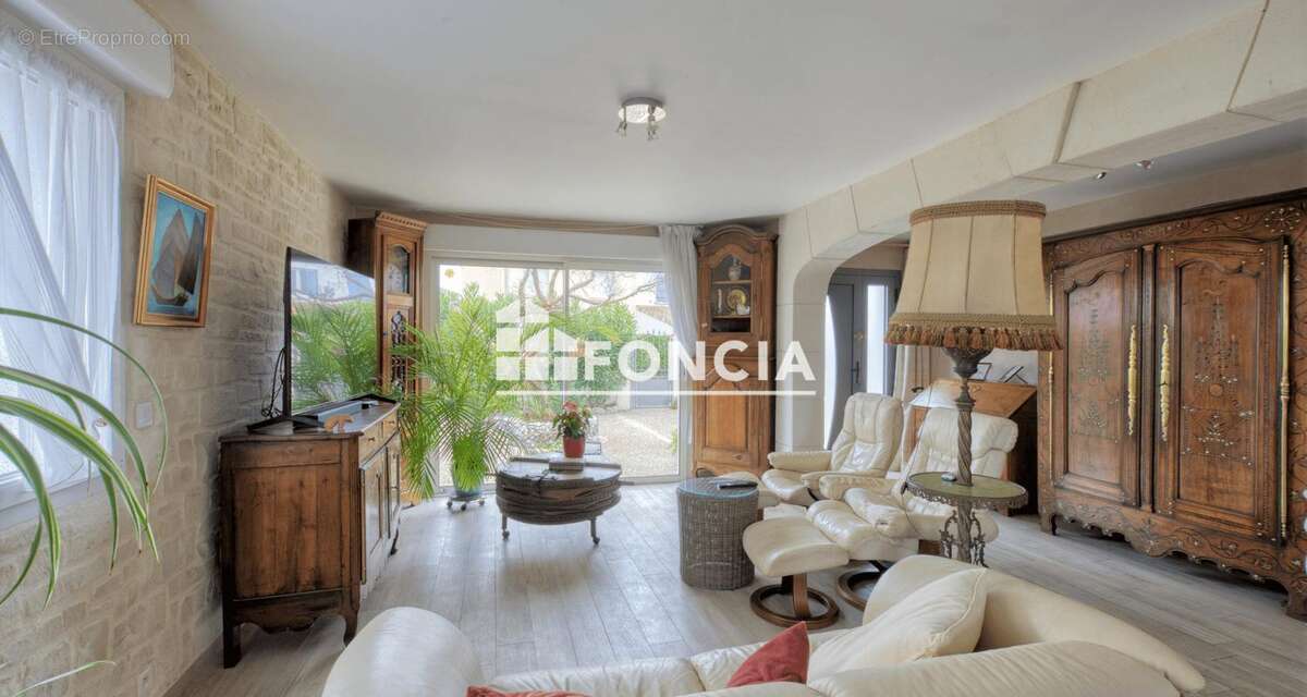 À seulement 400 m de la magnifique plage de Châtelaillon, découvrez cette spacieuse maison qui saura vous séduire ! - photo 3