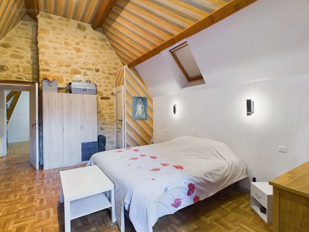 Maison unique construite dans la roche naturelle à La Roque-Gageac, l'un des plus beaux villages de France dans la vallée de la  - photo 4