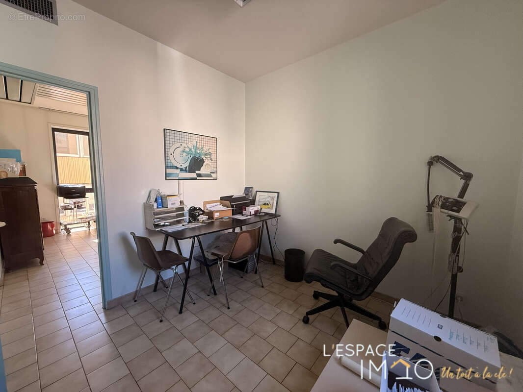 Nouveauté! local professionnel de 70 m2 avec parking et cave! - photo 5