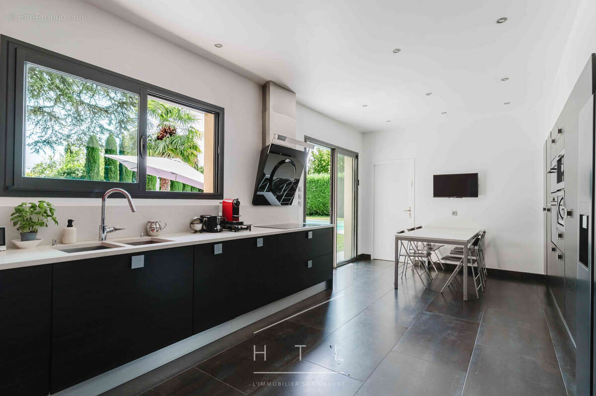 Maison contemporaine de 420 m2 avec piscine à Écully - photo 9