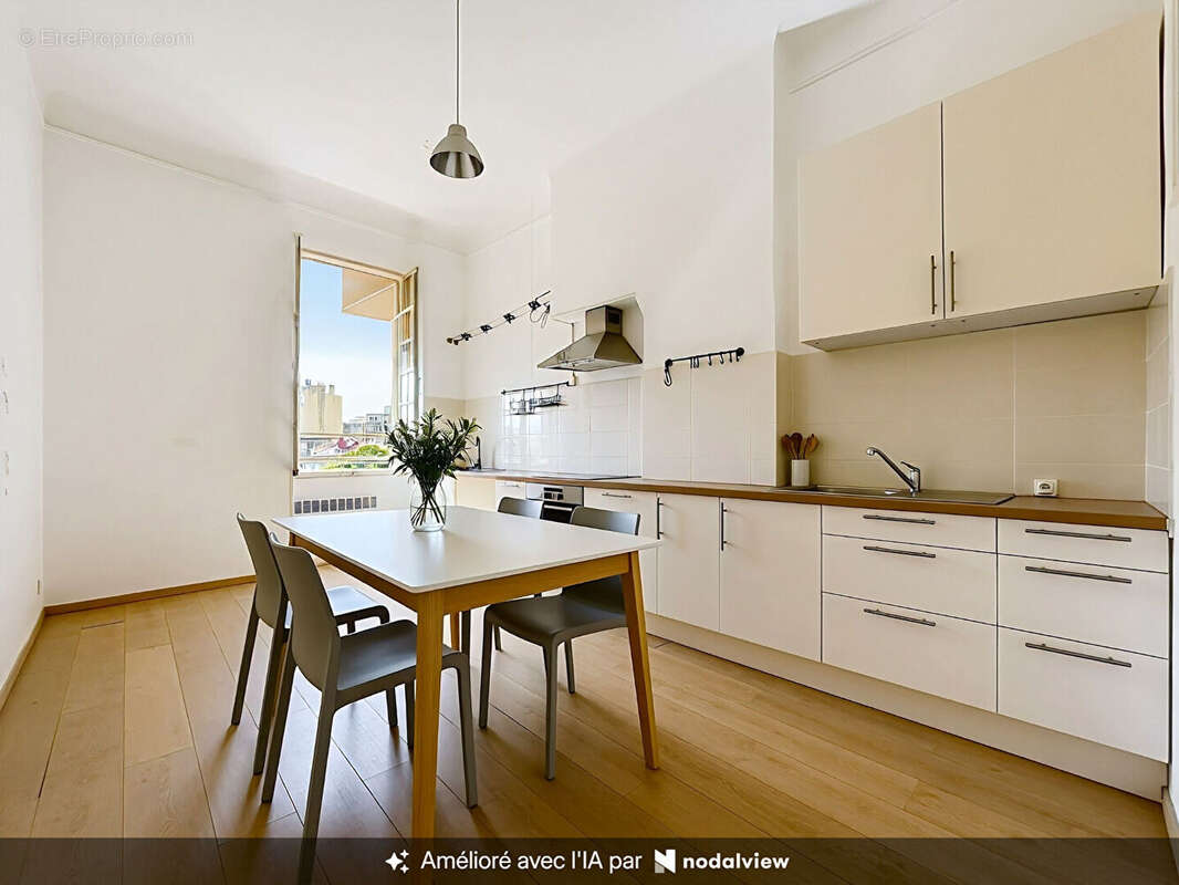 Marseille 4ème -5 Avenues Appartement Bourgeois traversant 111m2 - photo 3