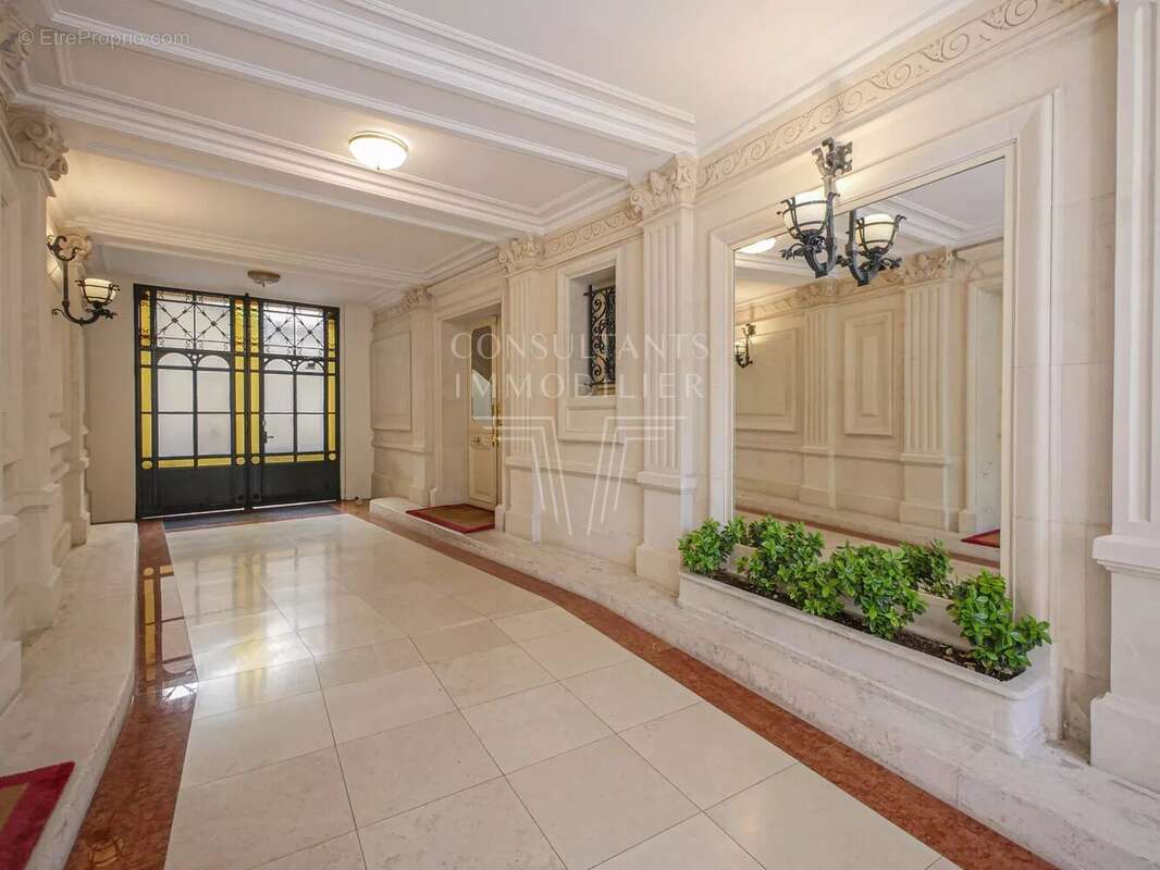 Appartement à PARIS-16E