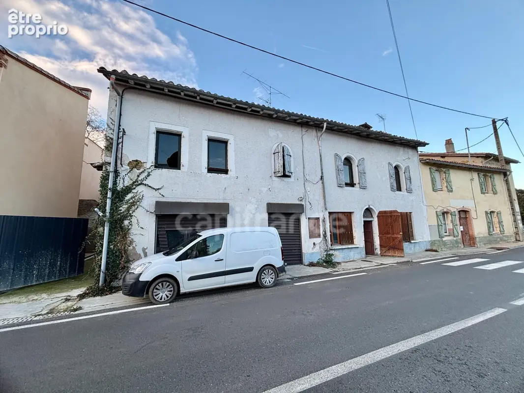Ancien immeuble à rénover de 410 m² avec jardin et parking privatif – Larrazet (82) - photo 1