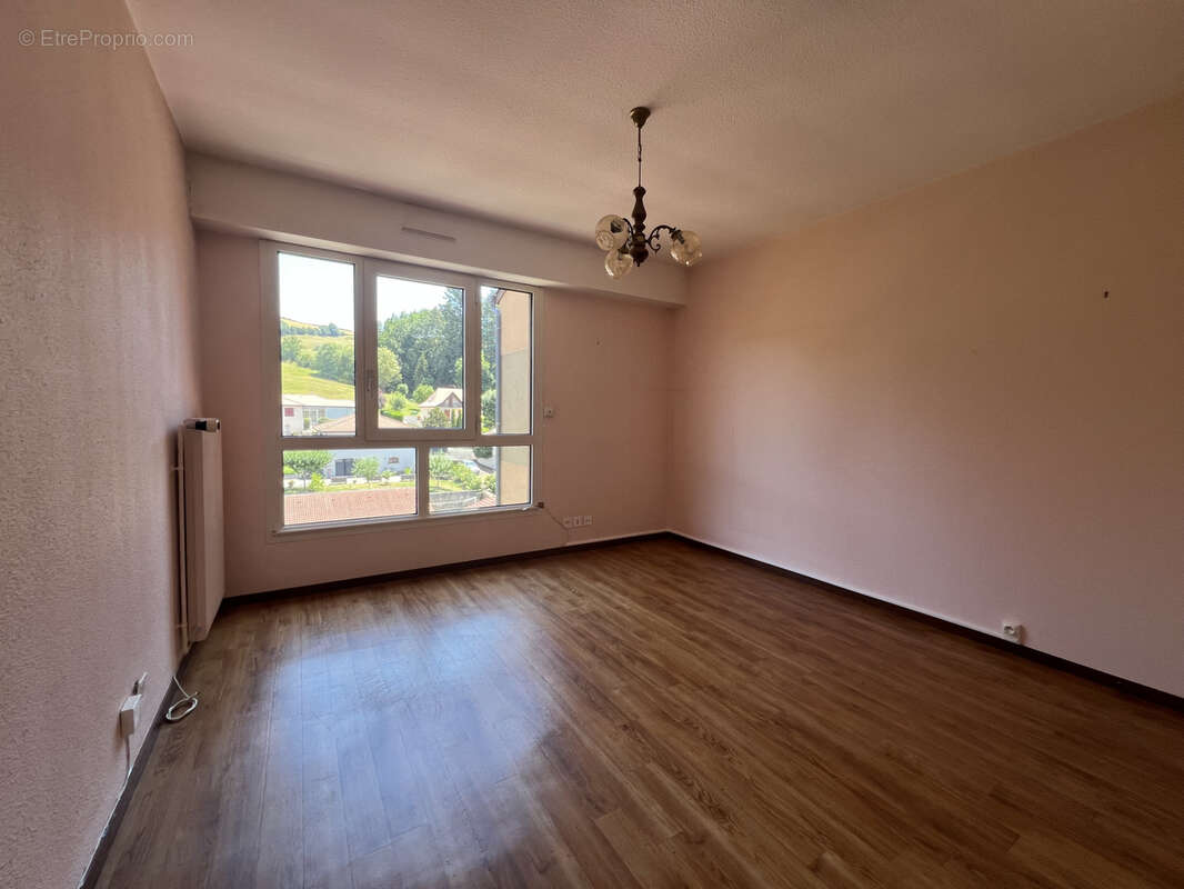 AURILLAC (150000) 4 pièces Secteur Prisé Dernier Etage - photo 4