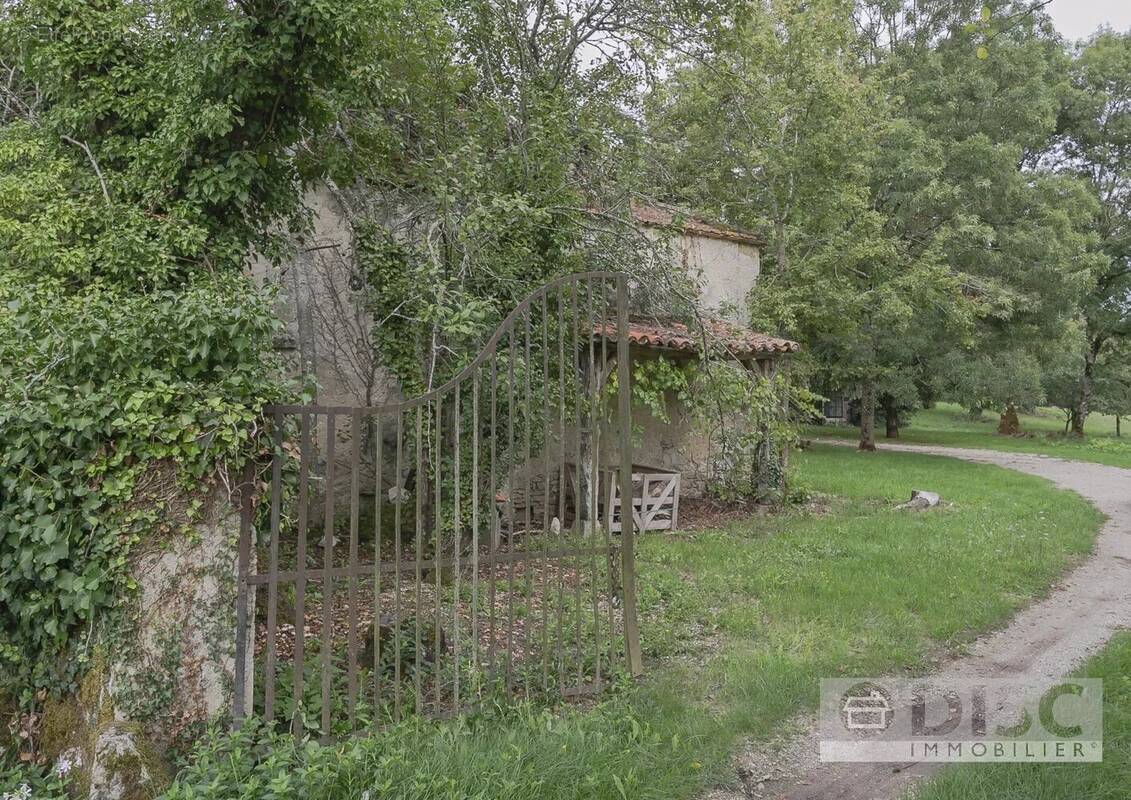 Charmant Corps de ferme avec spacieuse grange, appartement indépendant et un hectare de terrain - photo 4