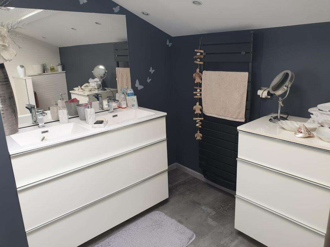 Maison 199 m² à Neuville-Les-Dames  - photo 6