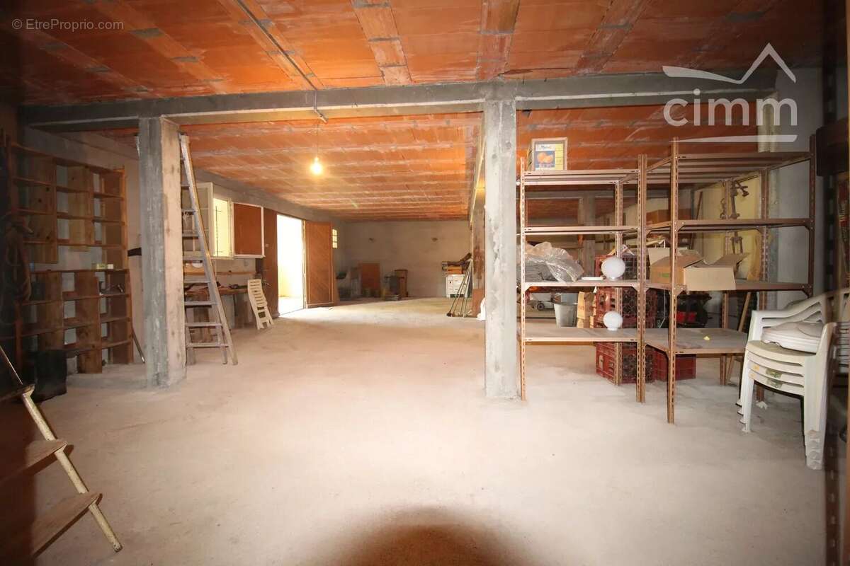 A vendre une villa de 216m² avec annexes et grand garage sur une parcelle de 9755m² - photo 10