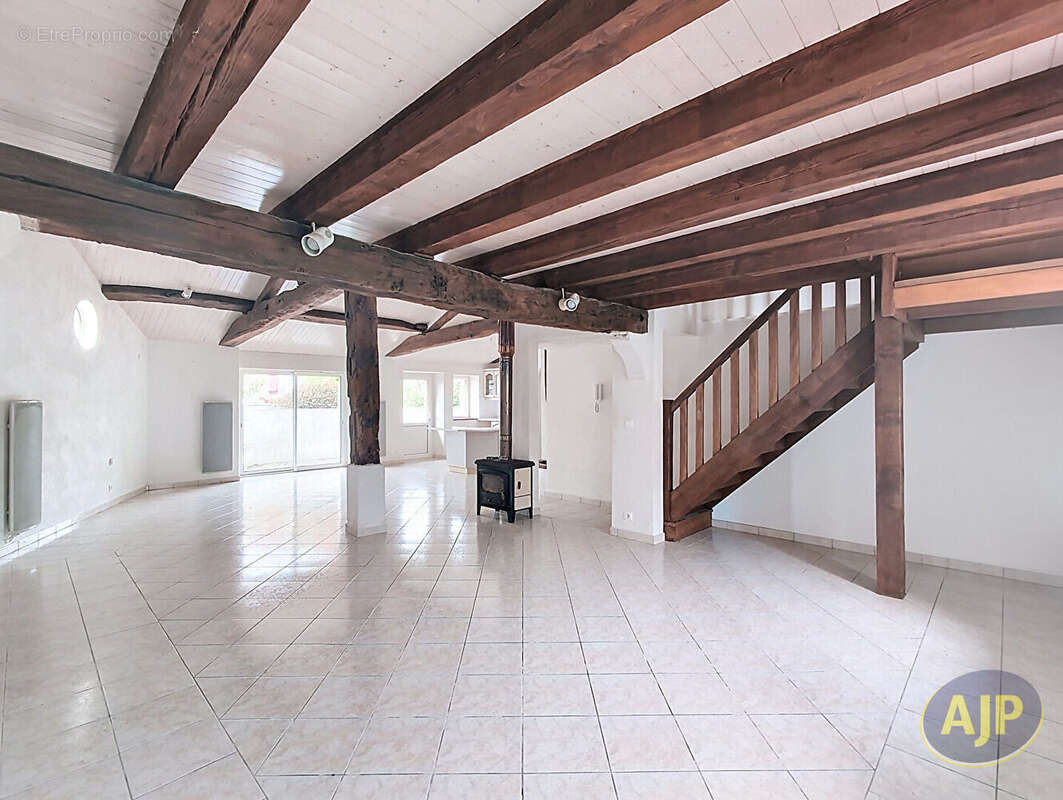 Maison à SAINT-ANDRE-TREIZE-VOIES