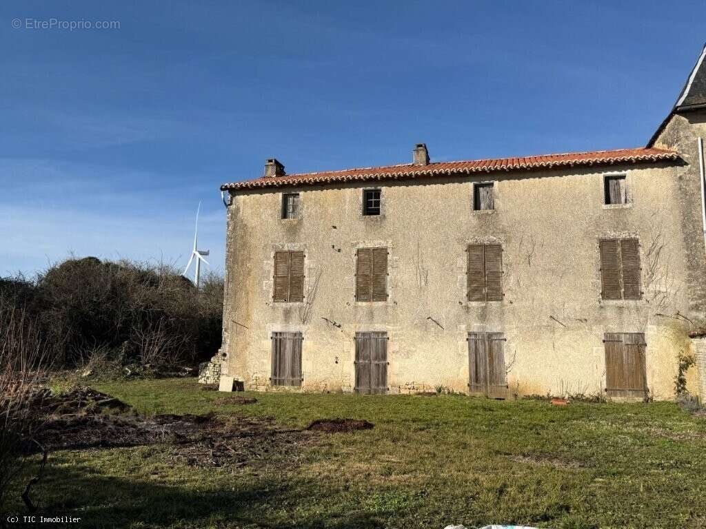 Aile de Vieux Logis du XVI? Siècle à Rénover, Proche de Ruffec - photo 39