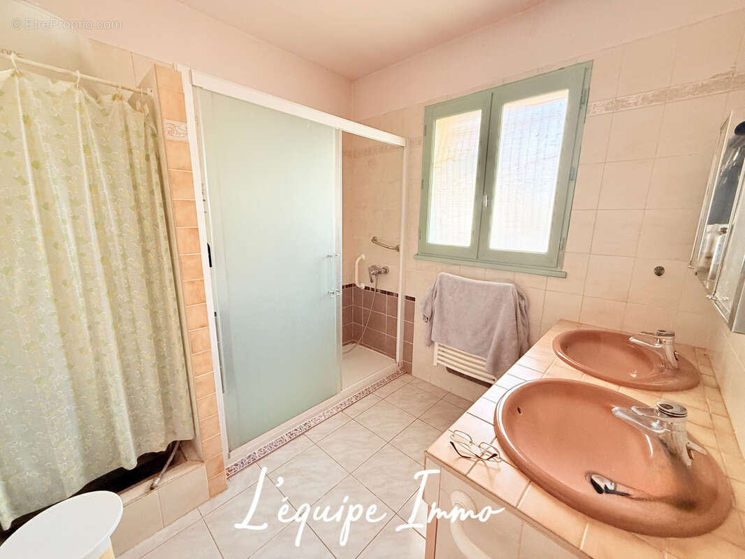 HYPER CENTRE - Maison T6 de 147 m2 - Parcelle de 747 m2- Double garage - - photo 12