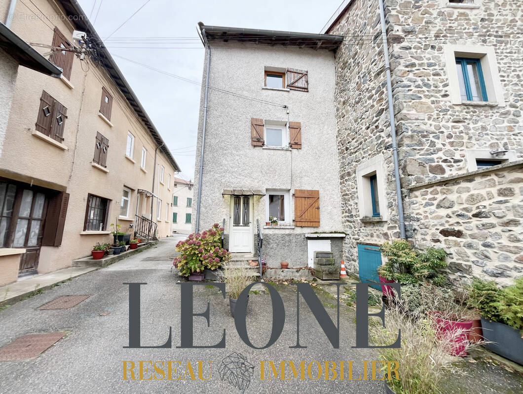 Maison à SAINT-CYR-DE-VALORGES