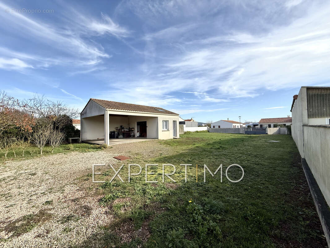 Terrain à LONGEVILLE-SUR-MER