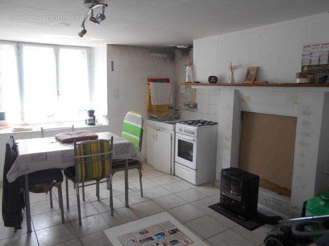 Charmante petite maison en pierres d'environ 34 m2 sur 146 m2 de terrain - photo 3