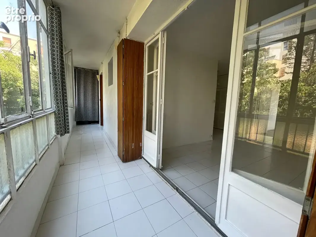 Aix-en-Provence - Le Pigonnet - T2 de 45 m² avec véranda, cave et stationnement - photo 4