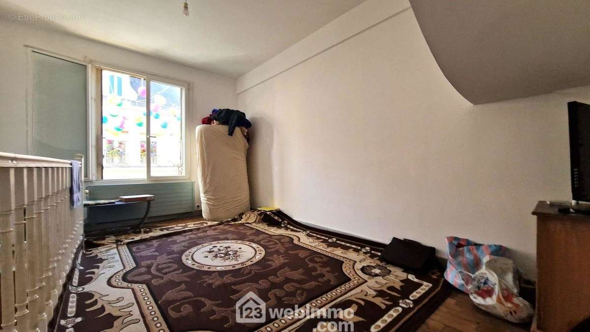 Une pièce de 15 m² pouvant faire office de salon ou de chambre - Appartement à LAON