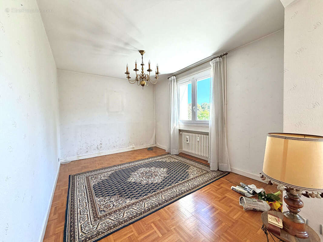 Appartement T4 de 83 m² avec garage et cave - À deux pas du Parc de l'Europe - Saint-Étienne - photo 3