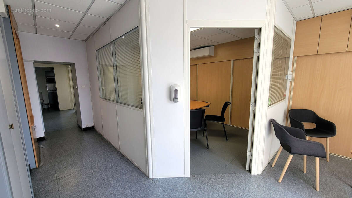 Local + Appartement à Vendre sur Jallais entre Beaupréau et Chemillé ! - photo 4