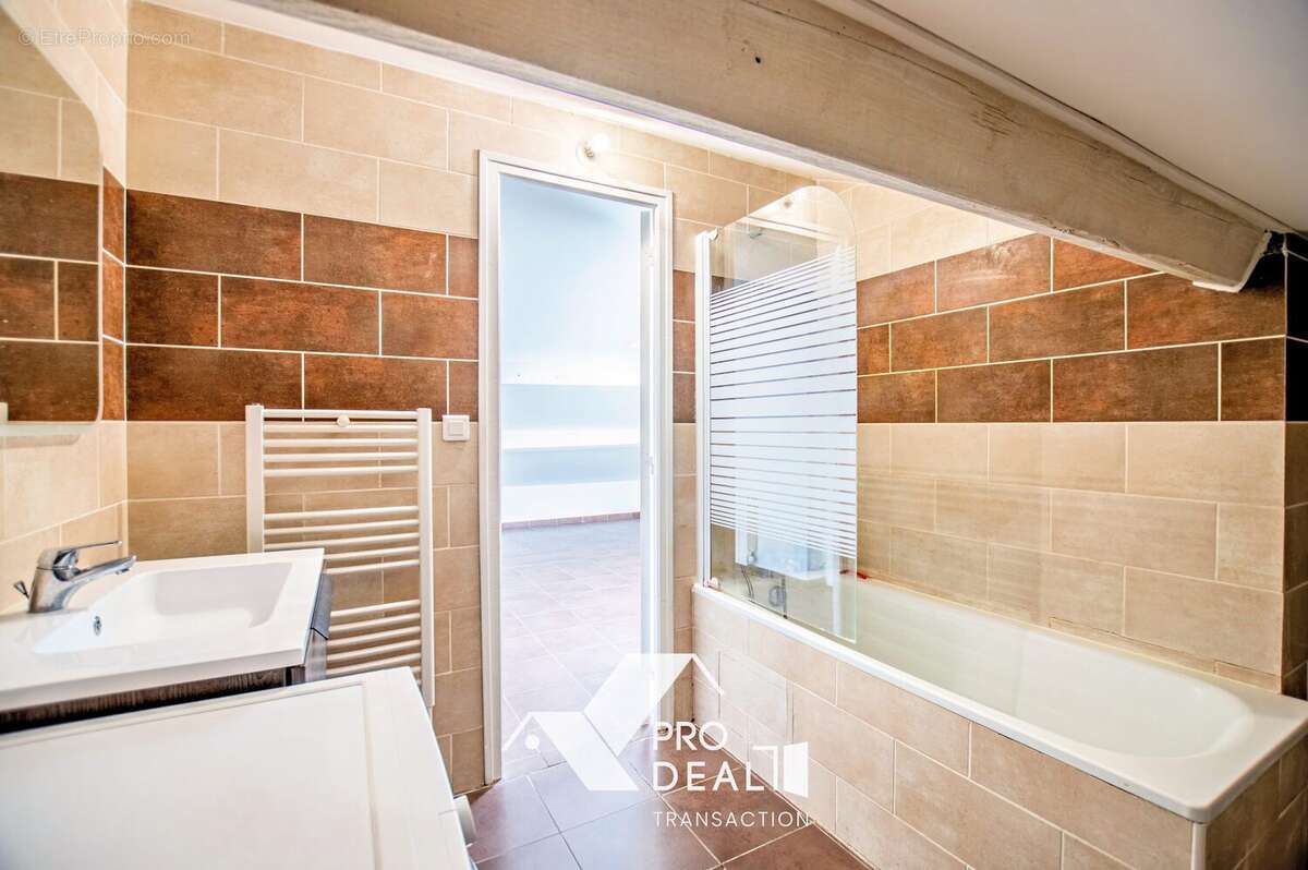 Appartement à SAINT-DENIS-LES-BOURG