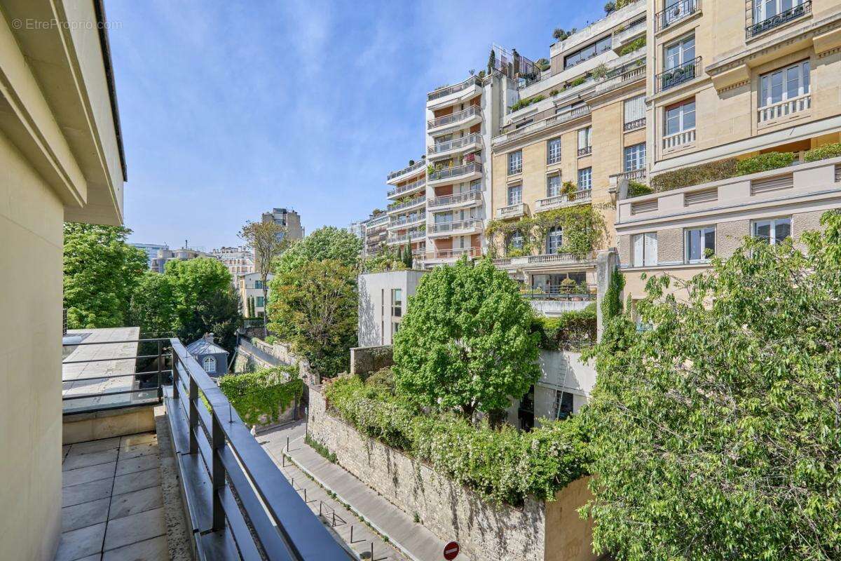 Appartement à PARIS-16E