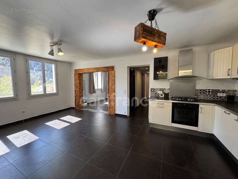 Maison mitoyenne + studio indépendant : 104 m2 au total + Garage fermée - CLANS (06) - photo 4
